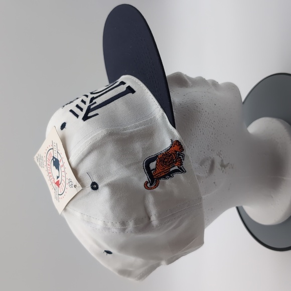 MLB| NWT Vintage MLB Detroit Tigers White Sports Cap Snap Back Blue Brim - Picture 3 of 13